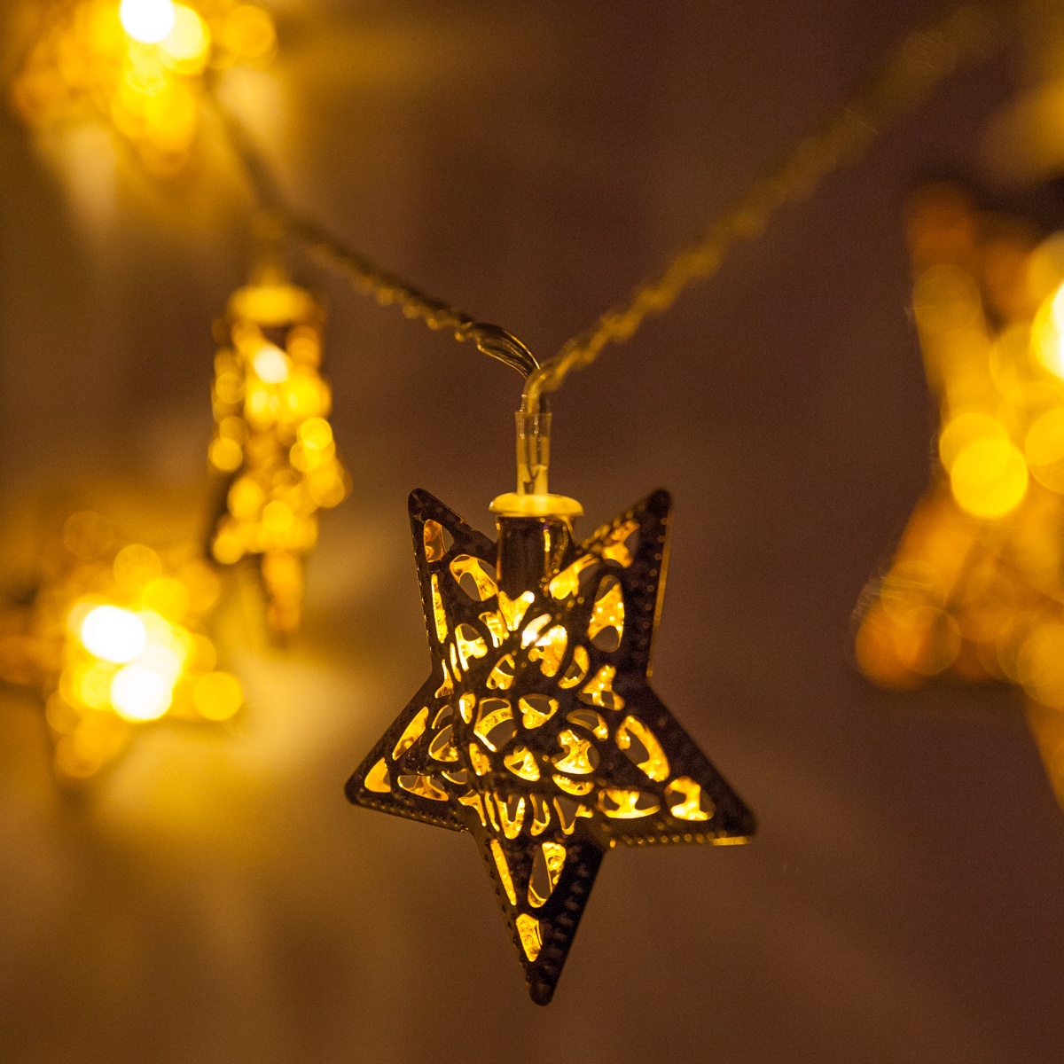 https://wintergreencorp.com/images/pz/52449/01-LED-battery-operated-gold-metal-star-lights-7352.jpg